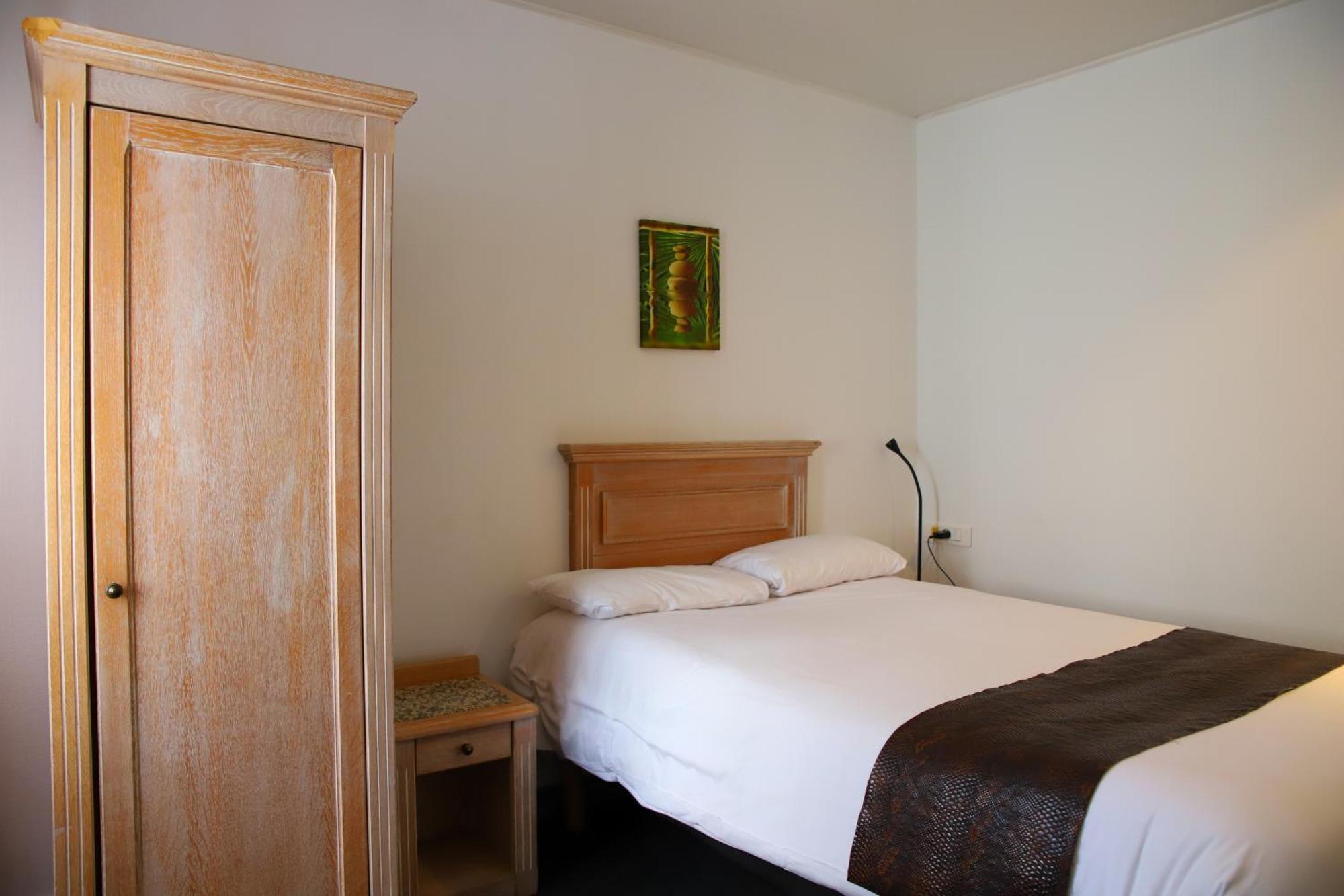 Brit Hotel Aux Sacres Reims, Centre Historique ภายนอก รูปภาพ