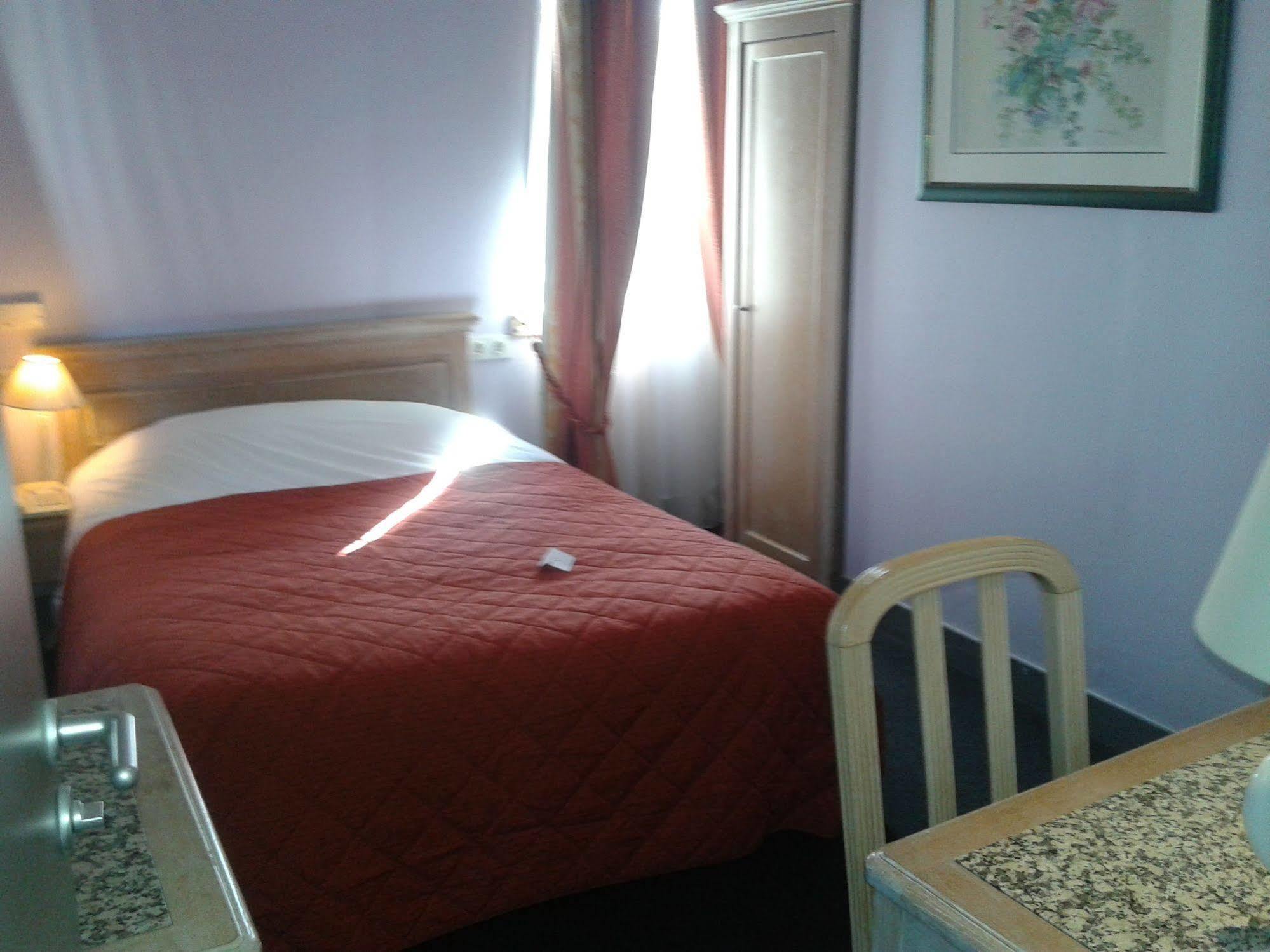 Brit Hotel Aux Sacres Reims, Centre Historique ภายนอก รูปภาพ