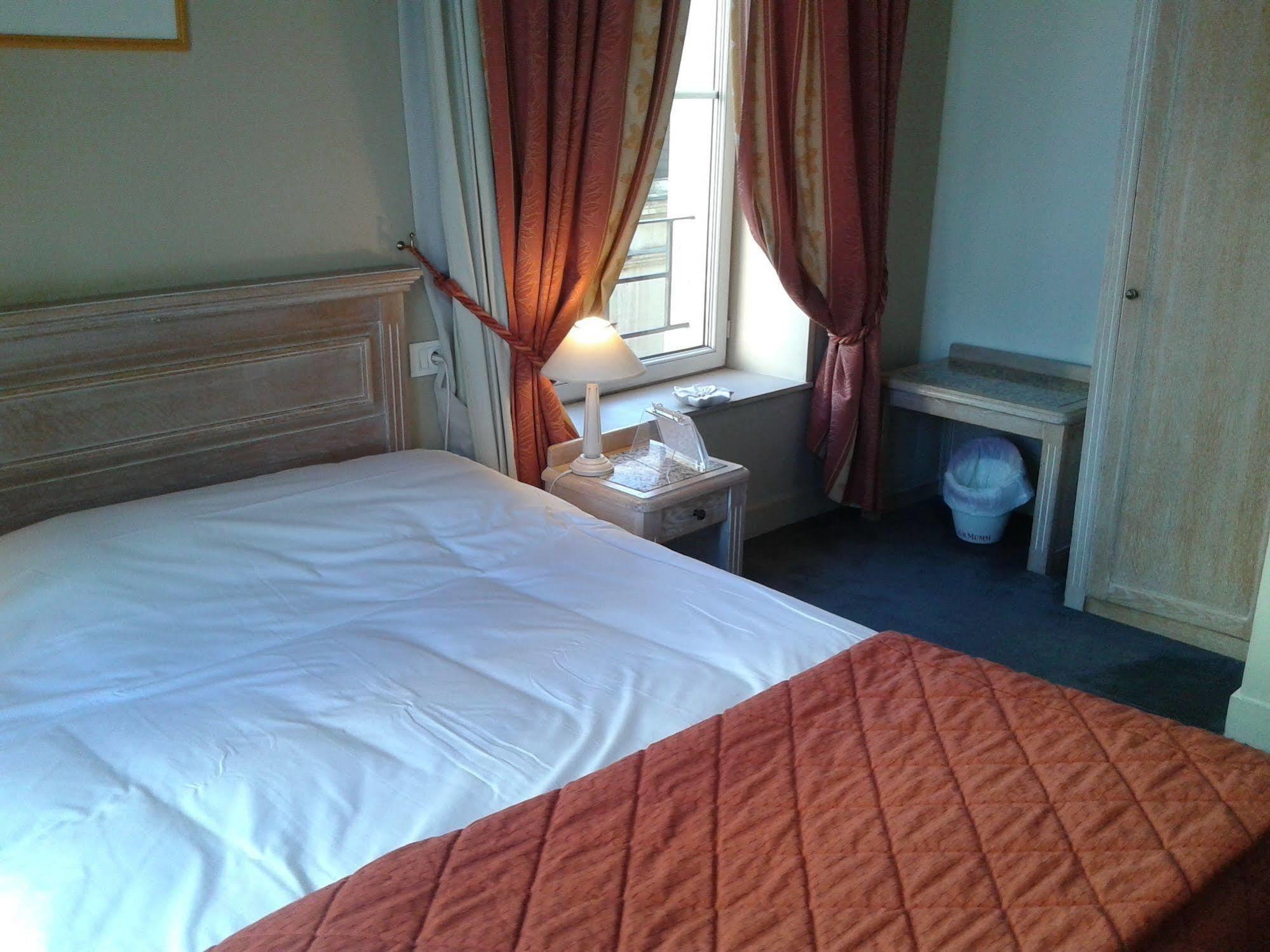 Brit Hotel Aux Sacres Reims, Centre Historique ภายนอก รูปภาพ